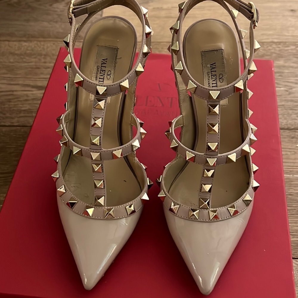 VALENTINO ROCKSTUD NUDE PATENT SIZE 6